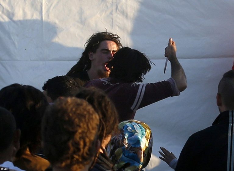 Σφάχθηκαν στο Κέντρο Μεταναστών Χίου – Ένας νεκρός