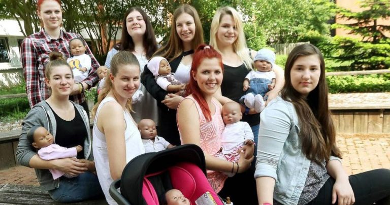 ΓΕΡΜΑΝΙΑ: Σχολείο προετοιμάζει 15χρονες να γίνουν μαμάδες (ναι, αλλά τι παιδιών;)