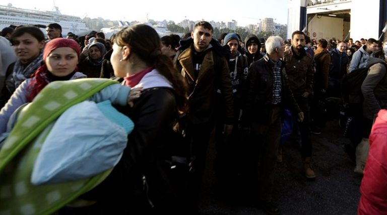 Λέσβος: 6.000 εγκλωβισμένοι μετανάστες προσπαθούν να αποδράσουν με κάθε τρόπο