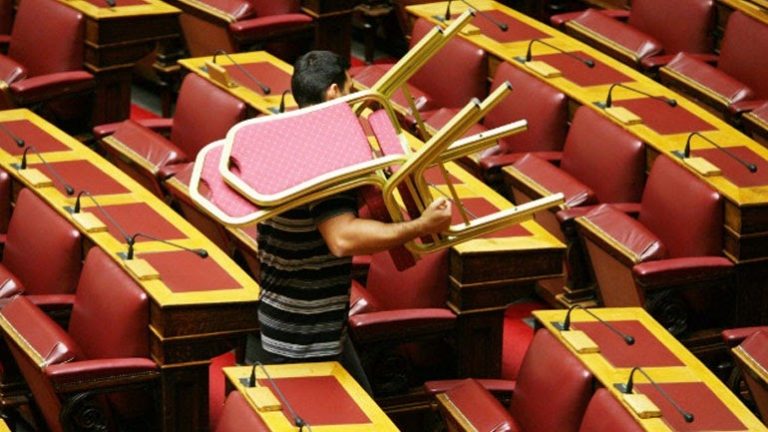 Νέα πρόκληση από τον Πρόεδρο της Βουλής – Διορίζει 100 άτομα στη Βουλή (από παρκαδόρους μέχρι γυμναστές)