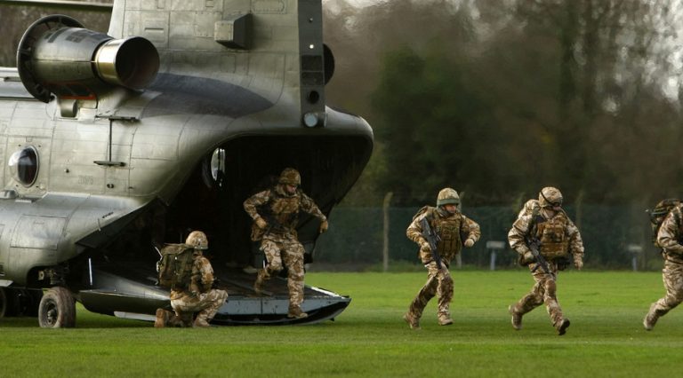 Ραγδαίες εξελίξεις: Τζιχαντιστές και άγριο ξύλο μεταξύ οπαδών τινάζουν στον αέρα το Euro – 2.000 ειδικές δυνάμεις και 350 Βρετανοί αλεξιπτωτιστές έτοιμοι να αναπτυχθούν στη Γαλλία! (βίντεο)