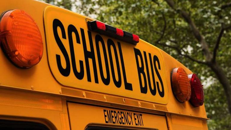 Τραγωδία στην Ινδία: Τρένο παρέσυρε σχολικό λεωφορείο-Νεκρά τουλάχιστον 7 παιδιά