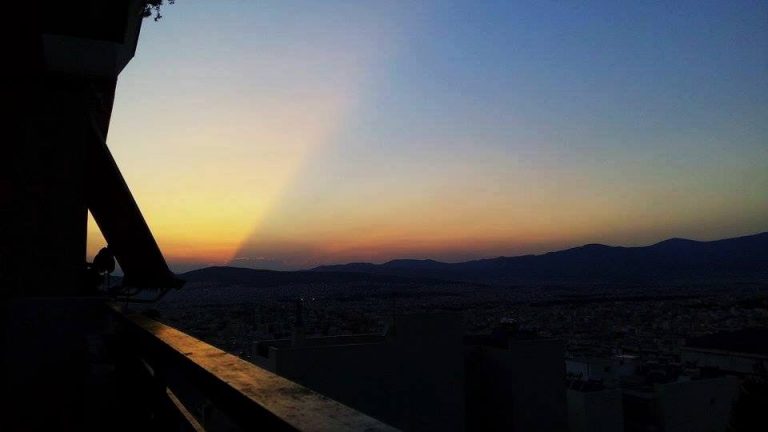 CHEMTRAILS : Έχετε ξαναδεί κάθετες γραμμές στον ηλιοβασίλεμα (φωτογραφίες από Αττική – FOTOS FROM ATTICA GREECE)