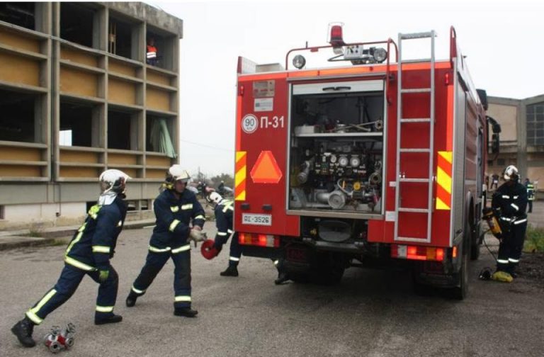 ΕΚΤΑΚΤΟ : Στις φλόγες ολόκληρη πολυκατοικία στον Πειραια – Κινδυνεύουν ζωές
