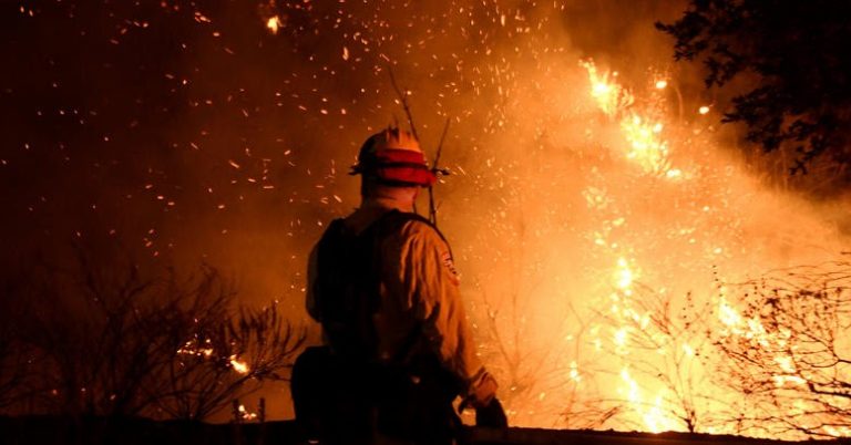 Φονική πυρκαγιά στην Καλιφόρνια καίει σπίτια