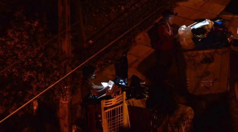 Φωτογραφίες: Εξαθλιωμένοι Έλληνες ψάχνουν φαγητό στα σκουπίδια…