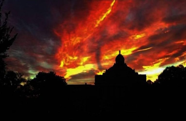 Κάτι Πολύ ΠΑΡΑΞΕΝΟ Συμβαίνει σε Όλο τον Κόσμο