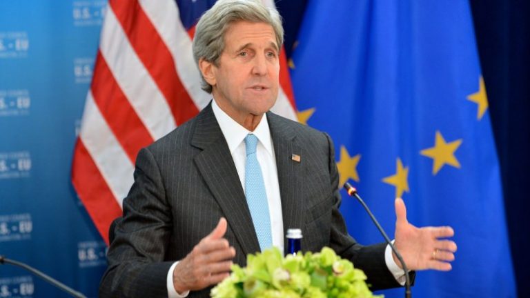 Ο Τζον Κέρι πήρε το ιδιωτικό του αεροσκάφος και πήγε στο Ηνωμένο Βασίλειο να ζητήσει απο τις κυβερνήσεις να τιμωρούνται «οι αρνητές του κλίματος».