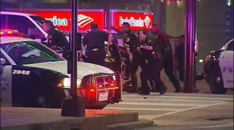 Ντάλας: Τρεις αστυνομικοί νεκροί σε διαδήλωση κατά της αστυνομικής βίας