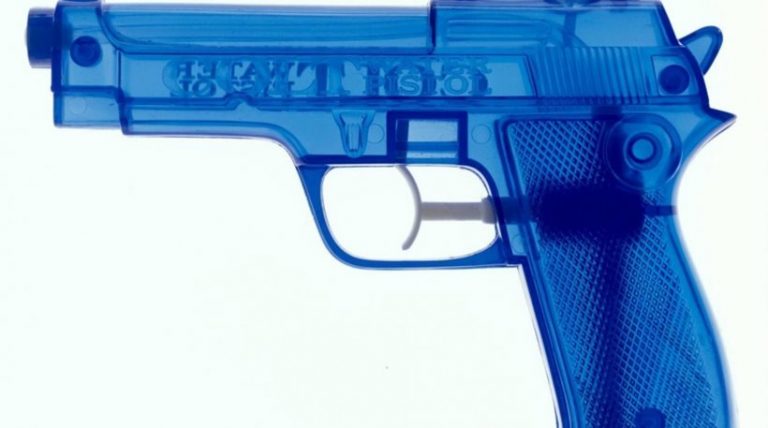 Πού απαγορεύονται τα νεροπίστολα αλλά επιτρέπονται τα αληθινά όπλα!