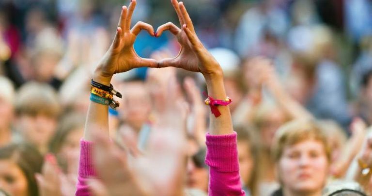 ΣΟΥΗΔΙΑ: Μαζικές σεξουαλικές επιθέσεις «ξένων ανδρών» σε φεστιβάλ «Peace & Love» και «κατά του ρατσισμού»