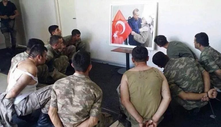 Σουρεάλ! Βάζουν τους στασιαστές να κοιτάνε το πορτρέτο του Ερντογάν