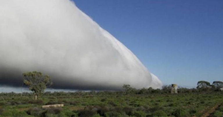 Σπάνιο σύννεφο roll πάνω από το Κουίνσλαντ στην Αυστραλία