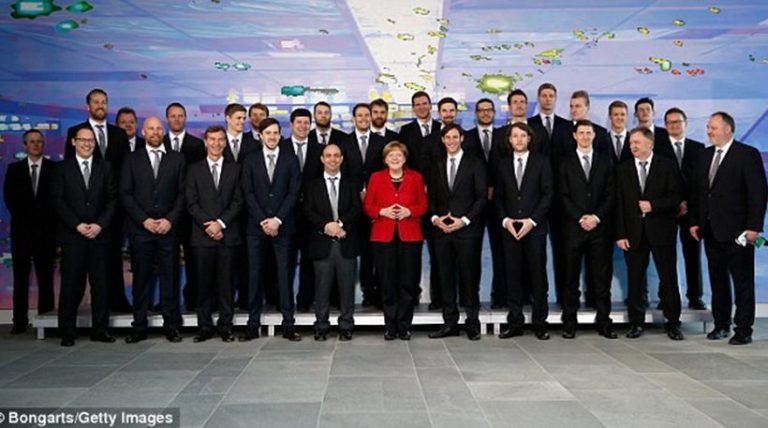 Θεωρία συνωμοσίας: Μέρκελ και Μέι ανήκουν στους… Ιλουμινάτι;