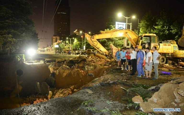 Απίστευτο Βίντεο: Τεράστια τρύπα εμφανίστηκε από το πουθενά και «ρούφηξε» 3 ανθρώπους