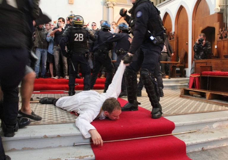 ΜΑΤ στη Γαλλία μπήκαν σε εκκλησία και έσερναν καθολικό ιερέα (βίντεο)