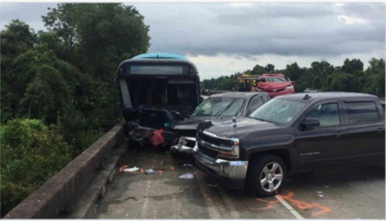 Απίστευτο δυστύχημα με λεωφορείο στις ΗΠΑ, δύο νεκροί και δεκάδες τραυματίες