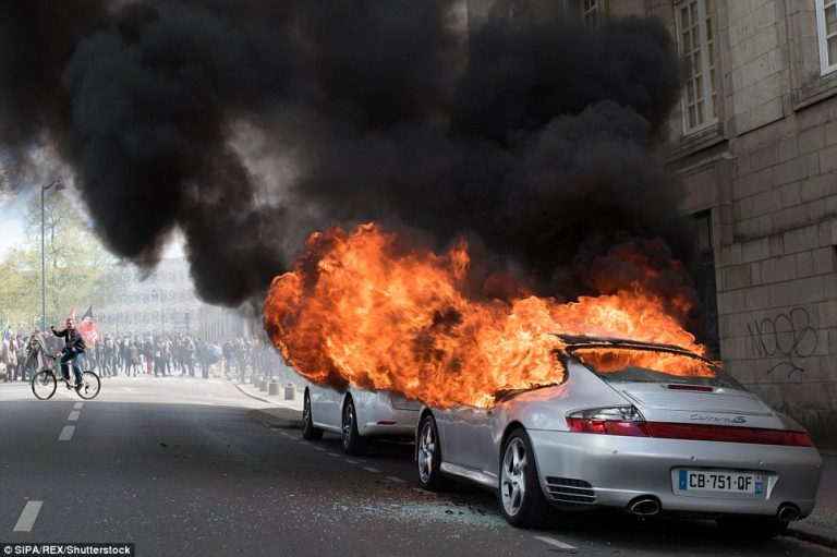 Η Αθήνα κοιμάται και η Γαλλία φλέγεται: Άγριες συγκρούσεις σώμα με σώμα για τα μέτρα λιτότητας- Δεκάδες τραυματίες και συλλήψεις – Δείτε βίντεο