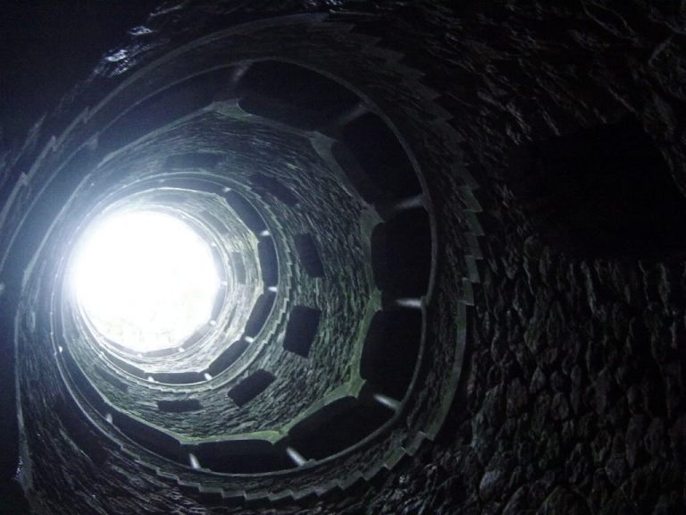 Το μαύρο σκότος είναι αυτό που αναδεικνύει το αληθές, κι όχι το φωτεινό φως