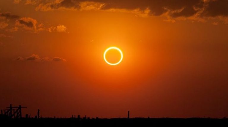 Έκλειψη ηλίου: «Δαχτυλίδι φωτιάς» έκανε τη νύχτα μέρα!