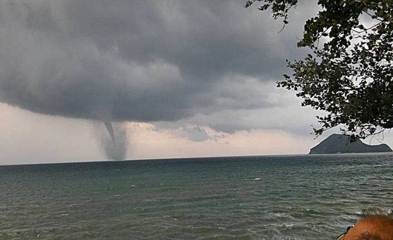 Εντυπωσιακό θέαμα: Ανεμοστρόβιλος «σάρωσε» την Ζάκυνθο