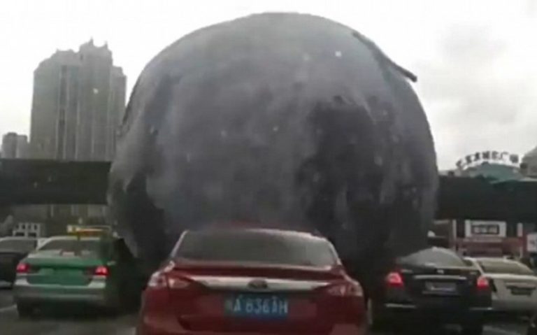 Φουσκωτό φεγγάρι προκαλεί πανικό σε δρόμους της Κίνας ΒΙΝΤΕΟ