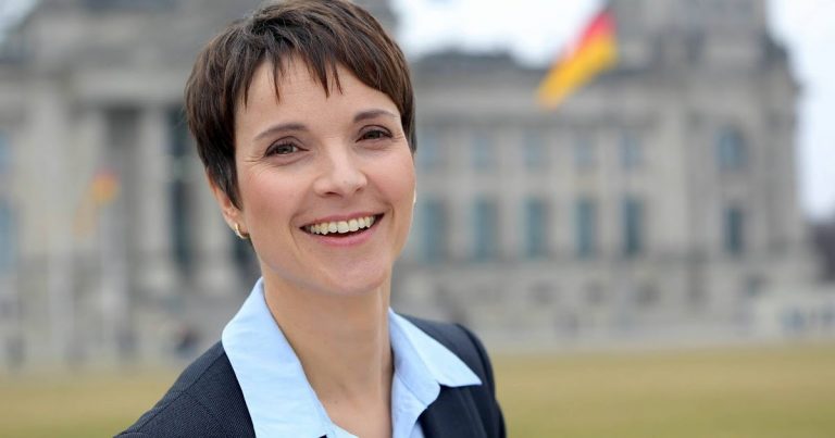 Frauke Petry: Το “refugees welcome” έχει γίνει η νέα θρησκεία στη Γερμανία