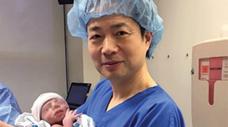 Γεννήθηκε το πρώτο μωρό με τρεις βιολογικούς γονείς