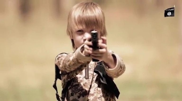 Το Ισλαμικό Κράτος έβαλε ξανθό αγόρι 10 ετών να εκτελέσει αιχμάλωτο