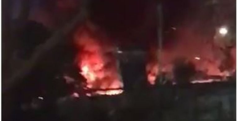 ΚΑΙΓΕΤΑΙ Η ΜΟΡΙΑ (ΒΙΝΤΕΟ)! Άγριες συμπλοκές και φωτιές – Εκκενώνεται το hot spot!