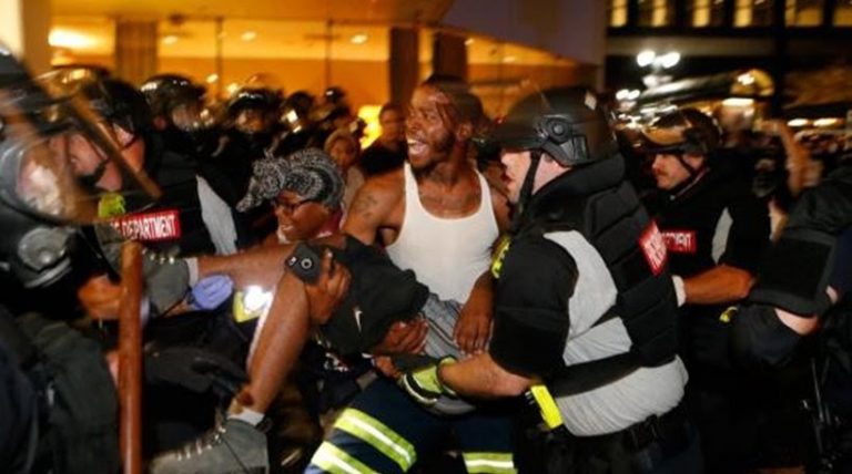 Σάρλοτ: Πέθανε ο άνδρας που πυροβολήθηκε στις διαδηλώσεις – Επιβλήθηκε απαγόρευση κυκλοφορίας