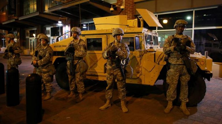 Στρατός, διαδηλωτές και απαγόρευση κυκλοφορίας στους δρόμους του Σάρλοτ