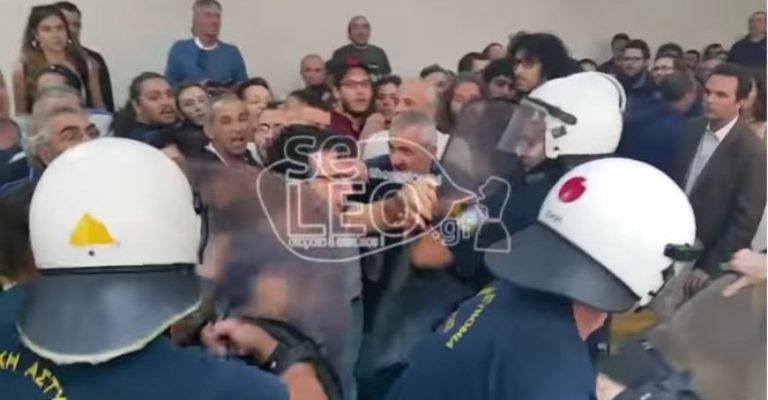 ΠΑΝΔΑΙΜΟΝΙΟ ΣΕ ΠΛΕΙΣΤΗΡΙΑΣΜΟ ΚΑΤΟΙΚΙΑΣ (ΒΙΝΤΕΟ)! Επεισόδια και ΜΑΤ στη δικαστική αίθουσα – Αναβλήθηκε η διαδικασία μετά τις αντιδράσεις πολιτών!