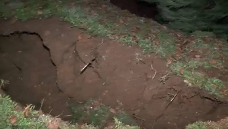 Τεράστια καθίζηση στην Εθνική Ιωαννίνων – Άρτας – Ακούγονται ήχοι μέσα από το έδαφος