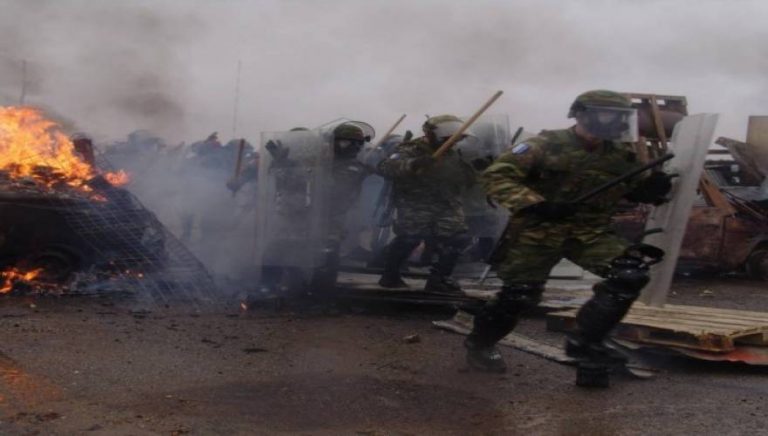 ΚΛΕΙΣΜΕΝΟΙ ΟΙ ΚΑΤΟΙΚΟΙ ΣΤΑ ΣΠΙΤΙΑ ΤΟΥΣ Αιματηρά επεισόδια στην Χίο από πρόσφυγες και μετανάστες 300 μέτρα από Επιλαρχία Αρμάτων και αποθήκες με όπλα και πυρομαχικά!