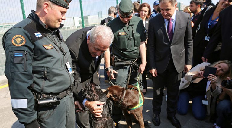 Ο κ ΑΒΡΑΜΟΠΟΥΛΟΣ ΠΡΟΣΤΑΤΕΥΕΙ ΤΑ ΕΥΡΩΠΑΙΚΑ ΣΥΝΟΡΑ ΑΠΟ ΤΟΥΣ ΛΑΘΡΟ ΜΟΝΟ ΑΠΟ…ΒΟΥΛΓΑΡΙΑ!