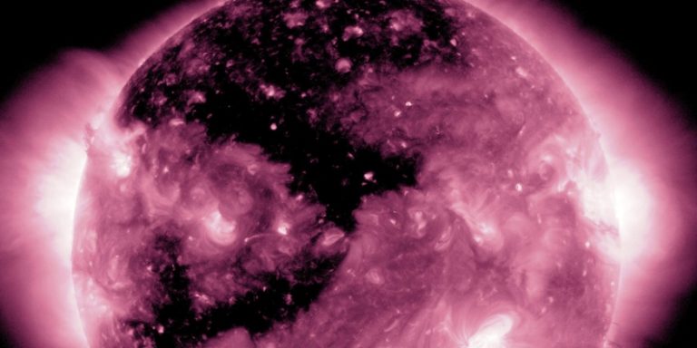 ΔΕΟΣ! Τεράστια στεφανιαία οπή εξαπολύει στον πλανήτη μας μαζικές ηλιακές καταιγίδες