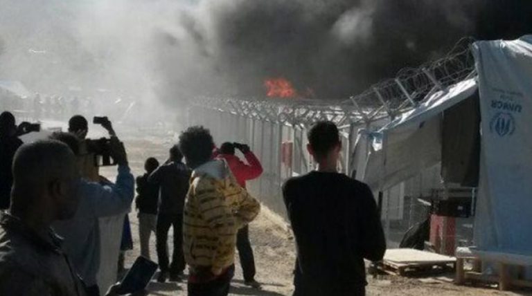Εξέγερση μεταναστών στη Μόρια: Έβαλαν φωτιά στο hot spot