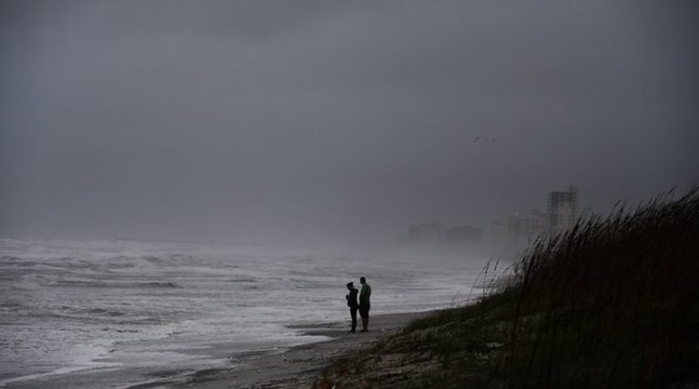 Φλόριντα: «Έξυσε» τις ακτές ο τυφώνας Μάθιου, 600.000 σπίτια στο σκοτάδι