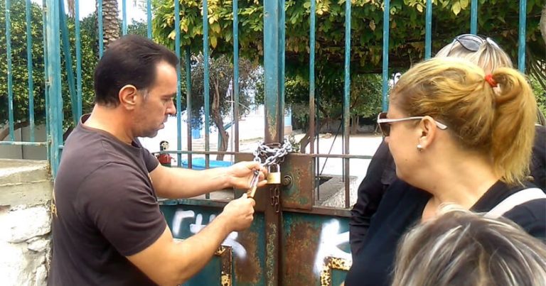 ΓΟΝΕΙΣ ΕΒΑΛΑΝ ΛΟΥΚΕΤΟ ΣΕ ΣΧΟΛΕΙΟ ΠΟΥ ΘΑ ΠΑΝΕ ΑΠΟ ΤΗ ΔΕΥΤΕΡΑ ΠΡΟΣΦΥΓΟΠΟΥΛΑ (ΒΙΝΤΕΟ)