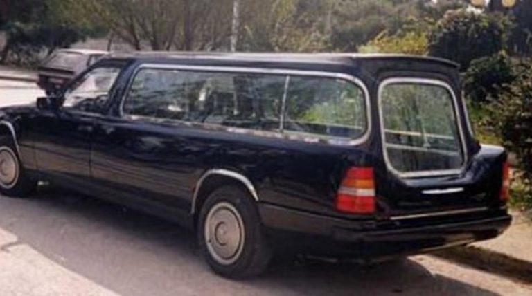 Ηλεία: Νεκροθάφτες το έριξαν στα τσίπουρα και τους «έφυγε» ο νεκρός!