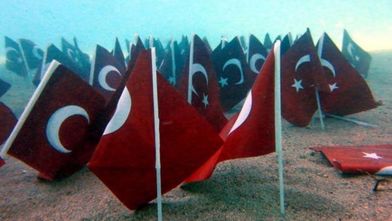 ΚΑΡΦΩΣΑΝ ΣΤΟΝ ΠΥΘΜΕΝΑ ΤΟΥ ΑΙΓΑΙΟΥ… 93 ΤΟΥΡΚΙΚΕΣ ΣΗΜΑΙΕΣ!!!