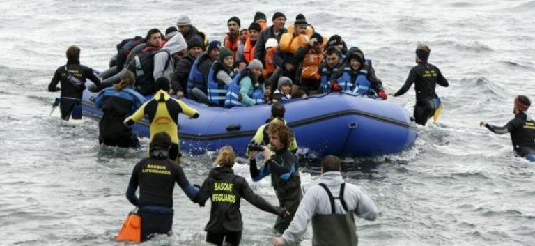 ΟΛΟ ΚΑΙ ΠΛΗΣΙΑΖΟΥΝ: Σε παραλία της Μεθώνης με θαλαμηγό 130 παράτυποι μετανάστες