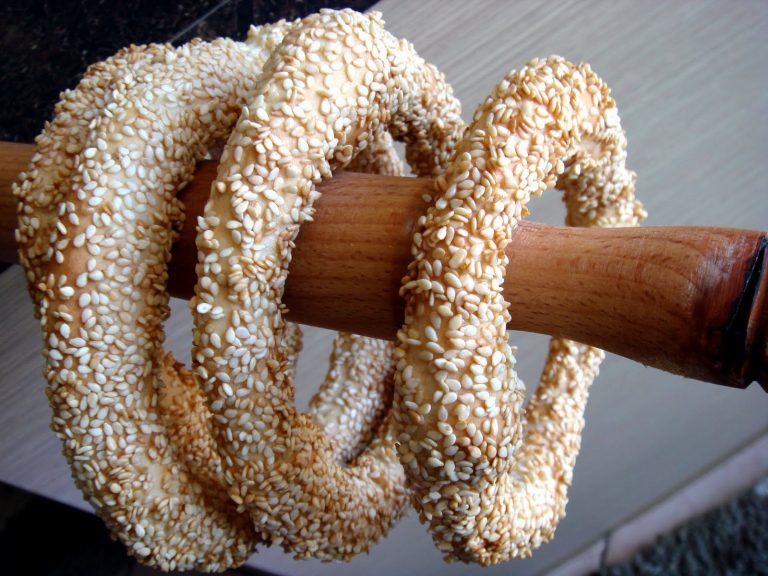 Πρόστιμο 5.000 ευρώ σε άνεργο πατέρα που πουλούσε κουλούρια χωρίς άδεια