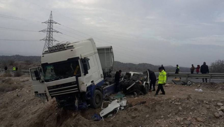 Κύπρος: Τρεις νεκροί από σύγκρουση σχολικού με νταλίκα στα Κατεχόμενα