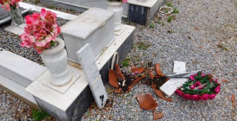 ΛΕΣΒΟΣ – ΣΟΚΑΡΙΣΜΕΝΟΙ ΟΙ ΚΑΤΟΙΚΟΙ ΣΤΗ ΜΟΡΙΑ: Βάνδαλοι κατέστρεψαν τάφους στο νεκροραφείο
