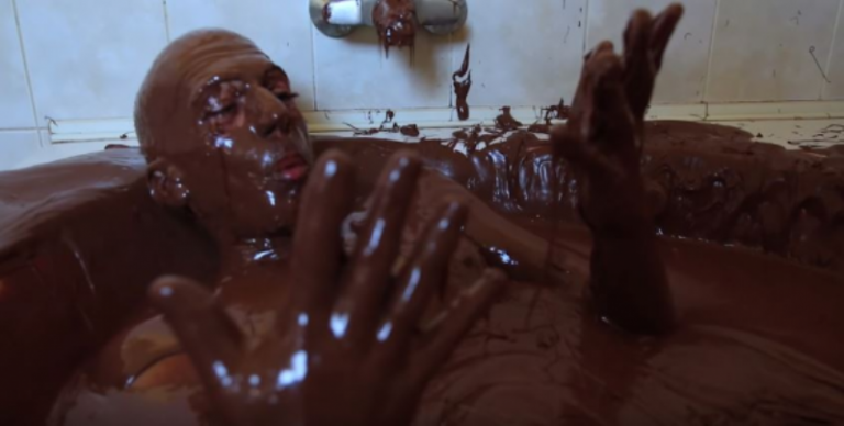 Έκανε μπάνιο σε… 272 κιλά Nutella!