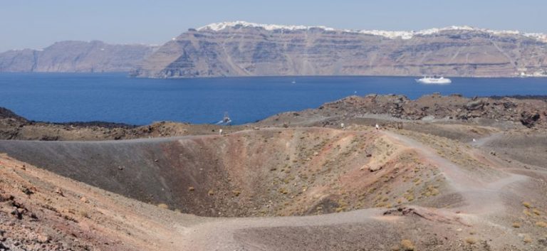 ΕΝΤΟΝΗ ΑΝΗΣΥΧΙΑ ΣΤΗ ΣΑΝΤΟΡΙΝΗ: Το πιο ενεργό ηφαίστειο της Ευρώπης σε απόσταση μόλις 7 χλμ από το νησί