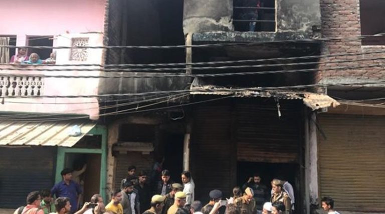 Ινδία: Τουλάχιστον 15 νεκροί από φωτιά σε εργοστάσιο ενδυμάτων