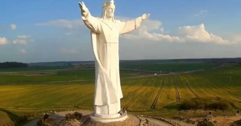 Με κάθε επισημότητα και παρουσία του Προέδρου της χώρας ανακηρύχθηκε ο Χριστός Βασιλιάς της Πολωνίας!